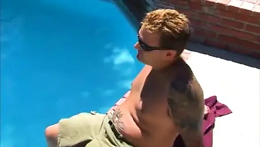 Canlı esmer açık havada yarak emme seansı sonrası doğal göğüslerine boşalıyor