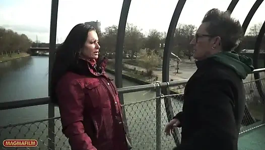 Довольно несмешная немецкая тату-шлюха проталкивается через весёлую Конни