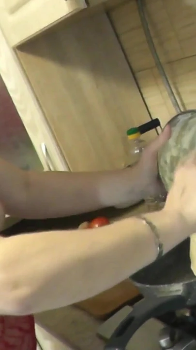 Momento emocional de "Sexy MILF continua cozinhando nua sem calcinha e sutiã em negligee vermelho transparente."