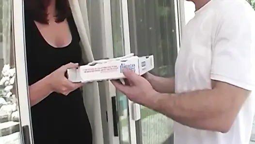 Reife brünette MILF bekommt ihre haarige muschi hart geritten