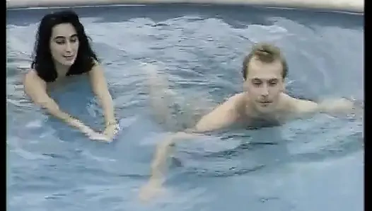 Amateur-schätzchen aus deutschland ist hier, um seinen schwanz am pool zu lutschen