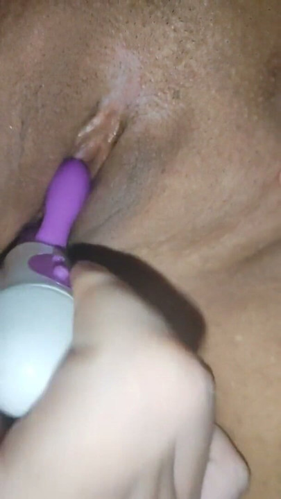 진동기로 하는 저녁 섹스 게임, 보지 클로즈업이 상당히 강력함 | 클립 1
