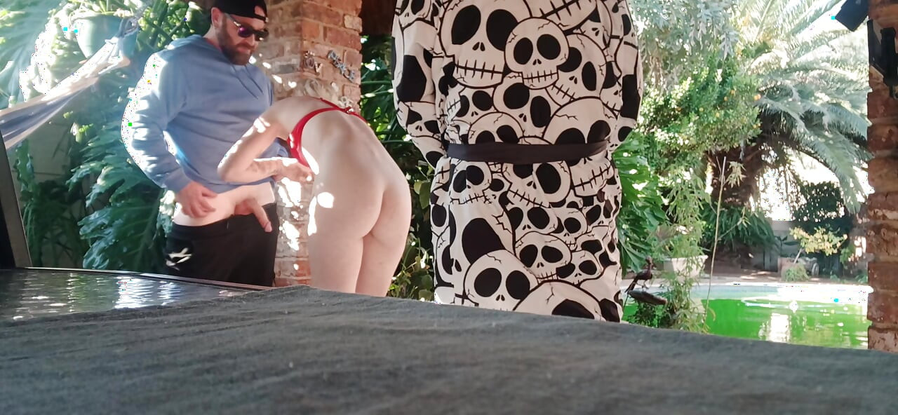 Plezier hebben in de tuin, blonde pikzuigen