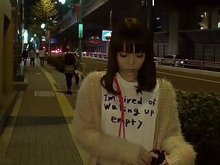 O fată japoneză este linsă în pizdă până când ejaculează