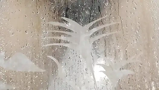 А если ты сопровождаешь меня принимать хороший душ, то твоих рук не хватает