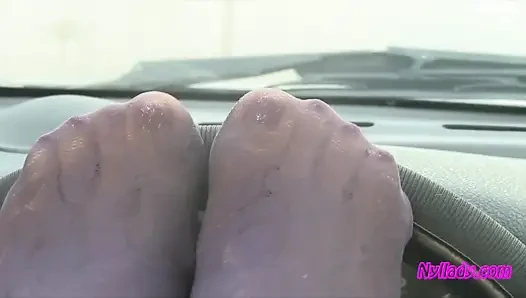 Nyllady ногами передач и колесо в узорных колготках