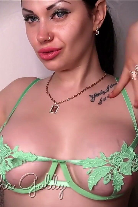 Estrecho contacto visual, labios y tetas y instrucciones de paja