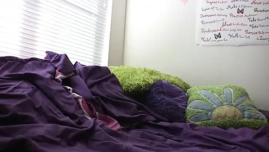 Redhead babe loves toying her wet pussy