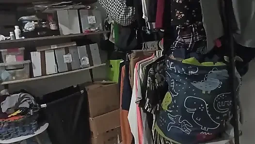 Seksi üvey anne yatak odasını tangayla temiziyor ve üvey oğlu için kendini filme alıyor