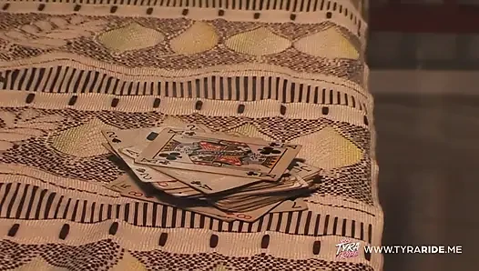 Sarışın orta yaşlı seksi kadın açık havada kel kaslı adamla yakınlaşıyor