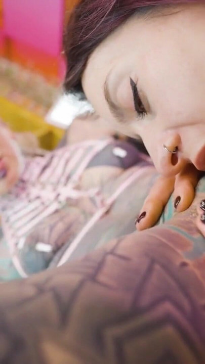สาวตัวผอมหมึกน่ารักโดนสองทีมโดยช่างซ่อมที่ควยใหญ่ คลิป 1