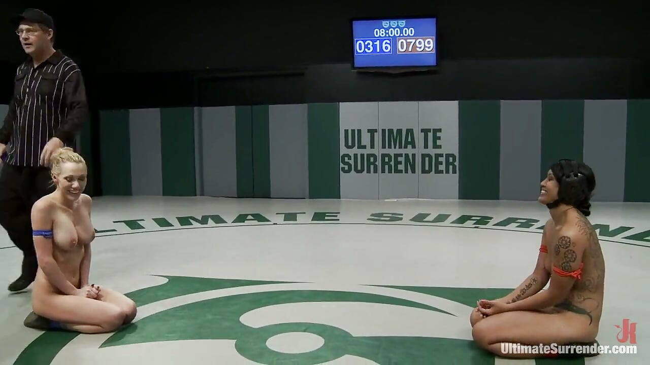 Synd får dragen til at få orgasme på måtten, men får stadig sit røvhul sparket og kneppet – ikke-skriptet wrestling