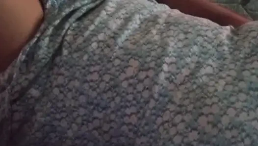 Cewek sri lanka ini lagi asik muasin memek beceknya pakai dildo di kamar mandi