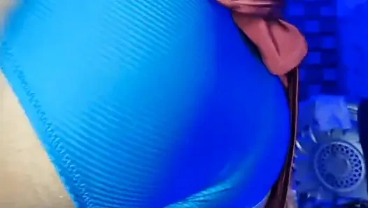 Üvey Kız Üvey Babasının Cama Işemesine Izin Verdi, Penisini Emdi Ve Amını Onun Tarafından Siktirdi.