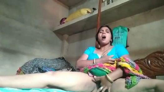 Индийская горячая тетушка трахает киску пальцами