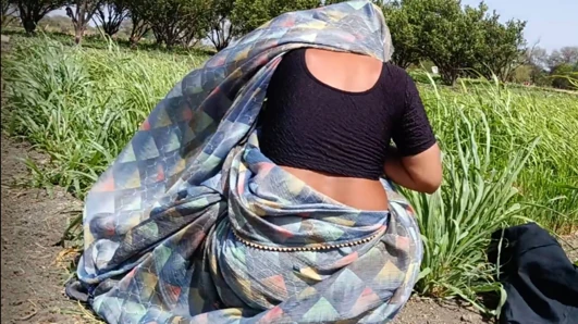 Khet ke pados wali bhabhi bajare ke khet mein nangi Naha rahi thi pados wale devar Ne nahate bhabhi ko Raji karke Ghar jakar gand Mari bhabh