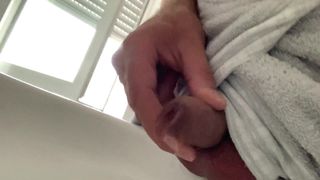 Pancutan mani dalam bilik mandi