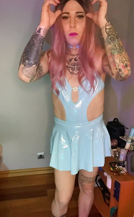 Den tatuerade Barbie som runkar åt dig