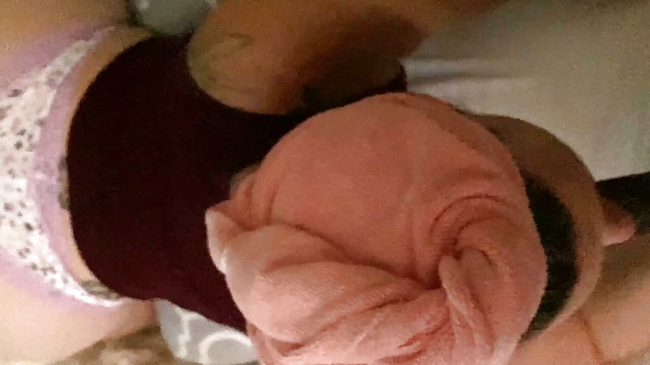 Irmã adotiva recompensa o irmão adotivo enquanto o marido está fora