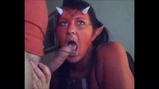 Tesão de garota do diabo chupa pau e come porra