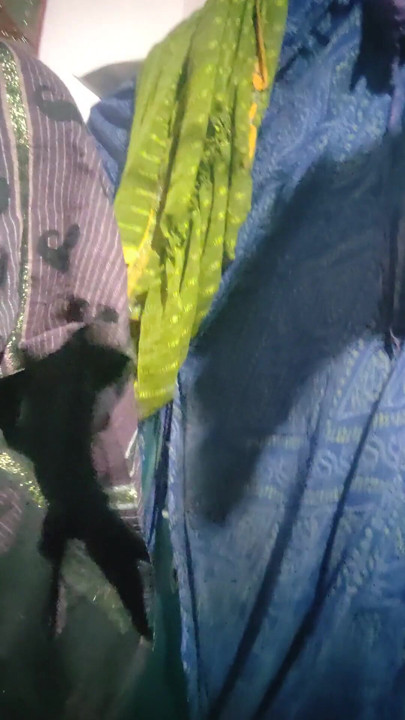 Une femme montre sa jeune chatte à son mari | Clip 1