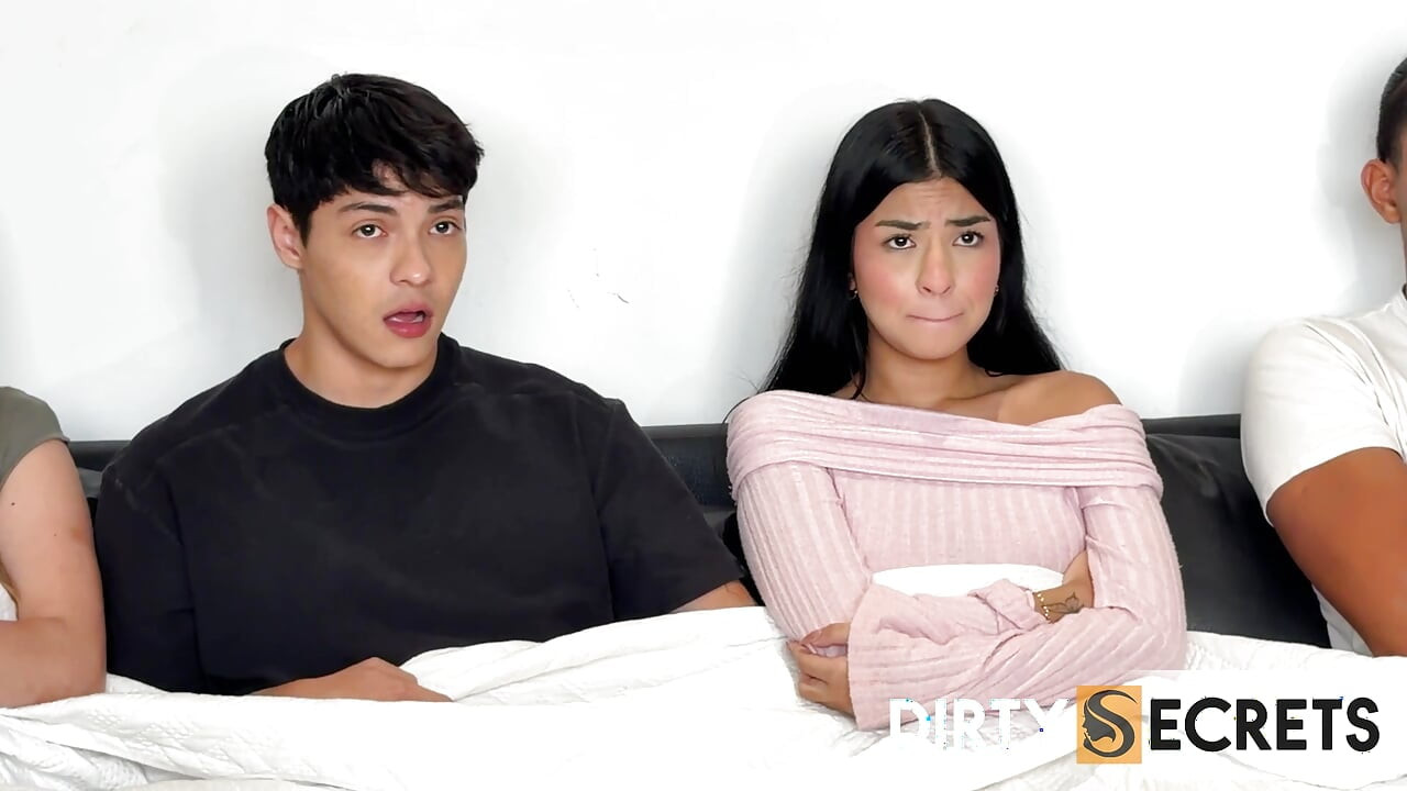 TODOS ESTAMOS VIENDO UNA PELÍCULA CUANDO MI HIJASTRA SECRETAMENTE LE HACE UNA MAMADA A SU NOVIO Y LUEGO FOLLA CON SU MEJOR FRIE