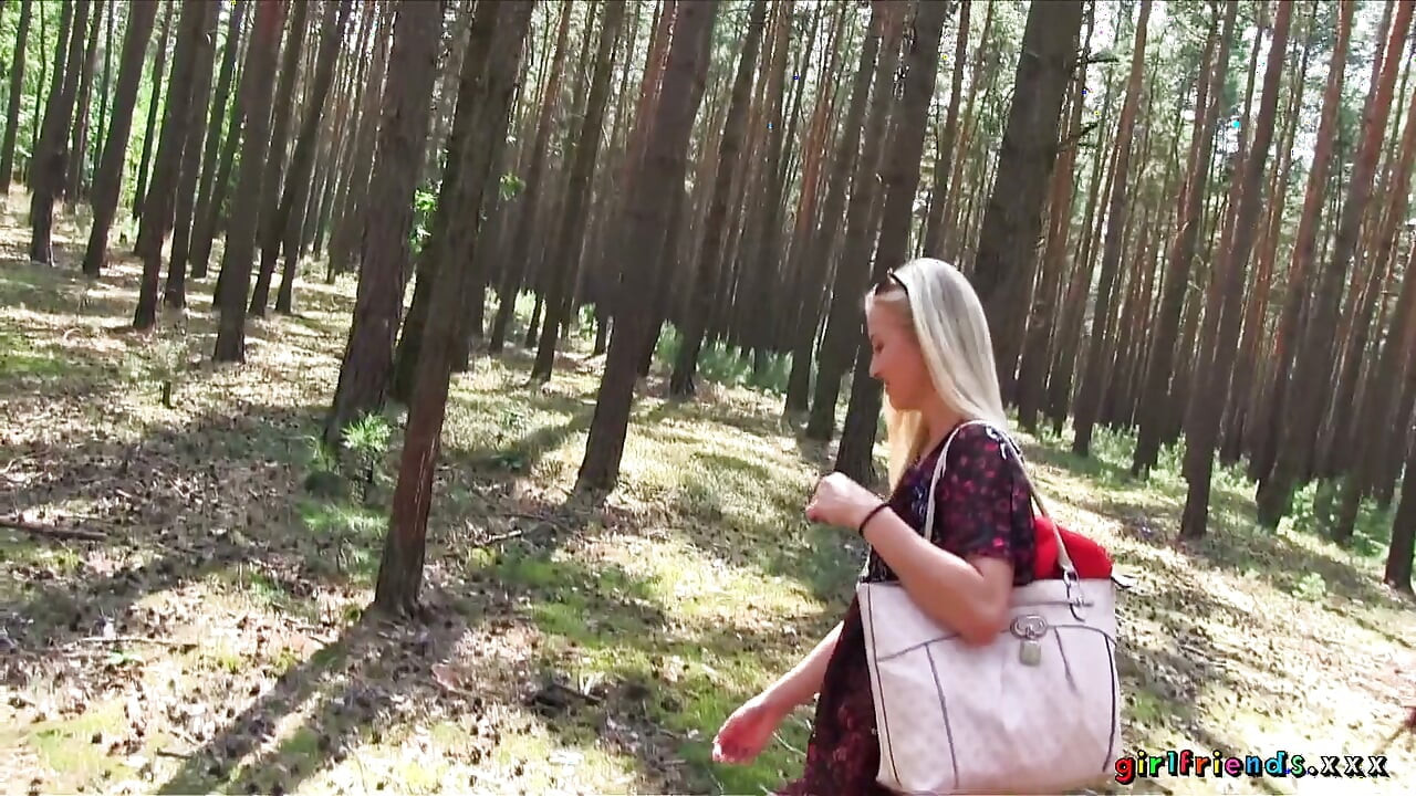 Iubite XXX - Petite Keira și Michelle Găsi un loc retras pentru un sex în 3 sălbatic și lins de pizdă în pădure
