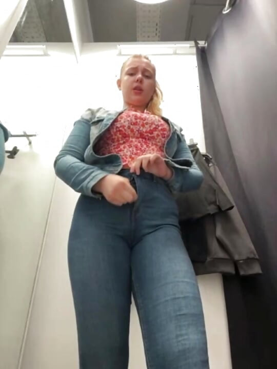 Public orgasm with jucielussie in the fitting room