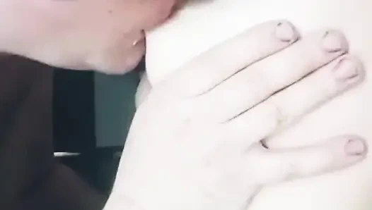 Leck die gepeitschte sahne aus den brüsten gut, viel schlagsahne