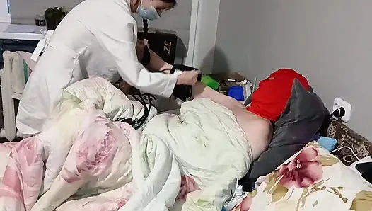 Seks threesome lesbian antara dua pasien dan seorang dokter