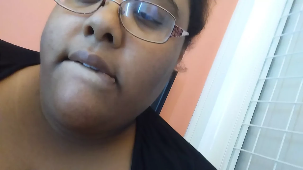 在更衣室里玩弄我的胖阴户