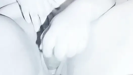 Наслаждаясь чувственностью моей подруги и ее огурцом в черно-белом