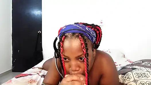 Bu küçük getto zenci thot geceyi odasında dildo oyuncağını emerek geçirmeyi seviyor - mastermeat1