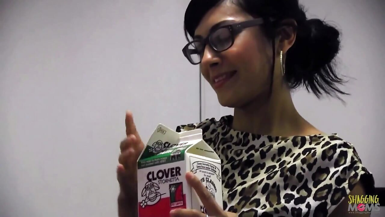 ช่างภาพเลสเบี้ยนยั่วสาววัยใสให้เย็ดกับเธอ