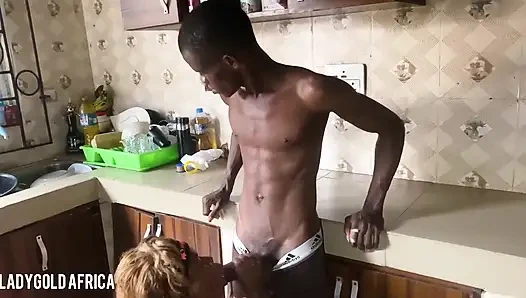 Сексуальная жена моего отчима на кухне и горячее бикини