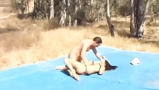 Милую французскую крошку забрызгали кончой после траха на улице