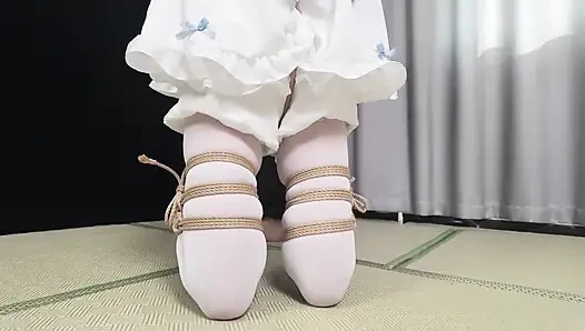 Xr24-seorang gadis dengan pakaian putih dan stoking putih digantung dan menggelitik perbudakan