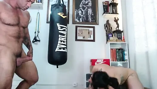 Henry Hades küçük çok sert meleğini yalıyor ve küçük ağzına boşalıyor