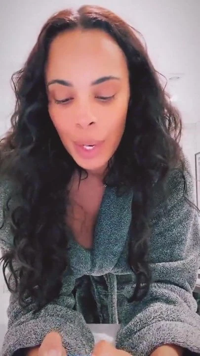 Rochelle Humes с декольте в субботу в халате