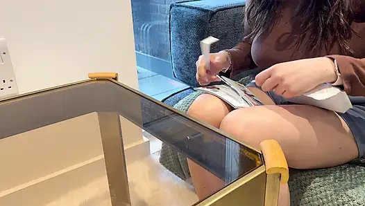 Büyük memelerime boşalmak için sikişiyor