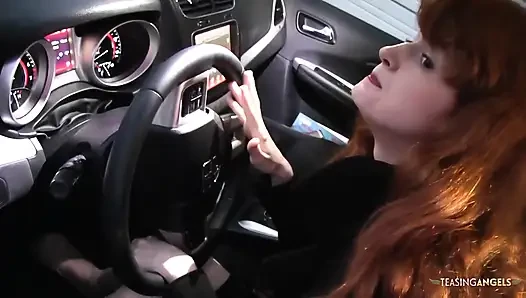 Эта огненная рыжая обожает глотать большой черный член, особенно если это действительно жестко
