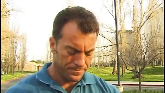 Yüze oturan genç Asyalı kız sevimli karnına büyük bir boşalmayı seviyor
