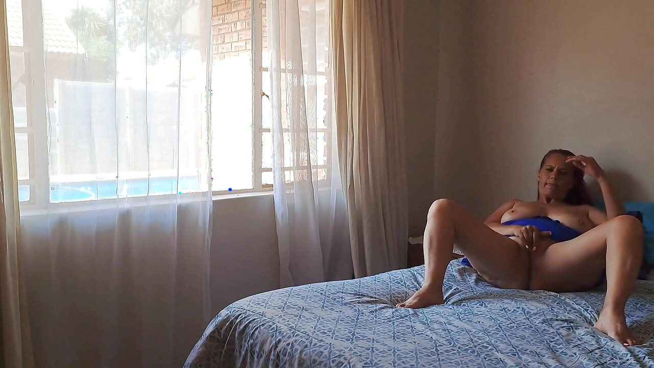 Esposa infiel atrapada masturbándose ¡Se folla al chico de la piscina mientras marido está en el trabajo!