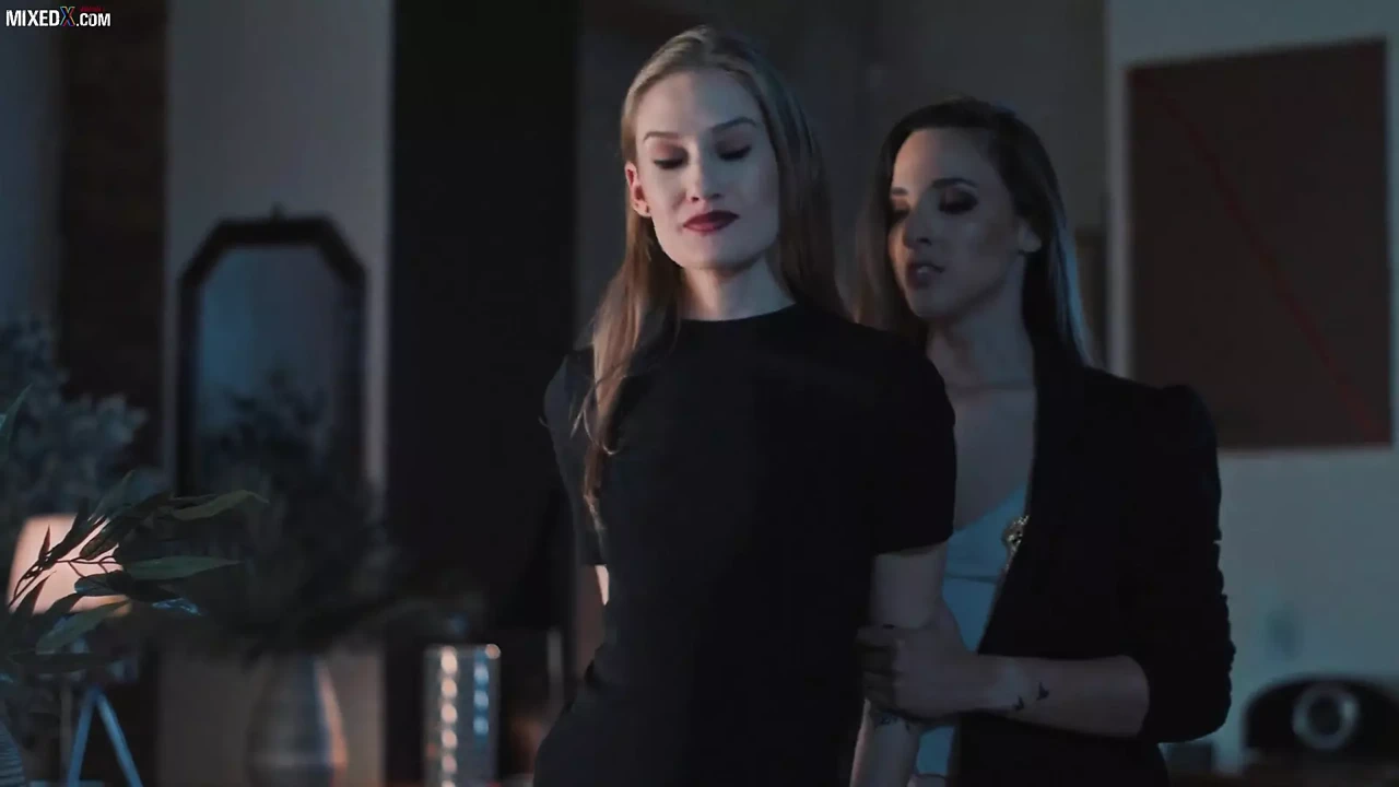 性感的女同性恋侦探爱上了她超级热辣的年轻嫌疑人