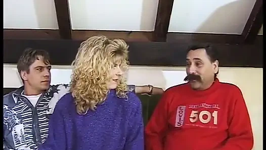 Ateşli olgun üçlü seks yapıyor