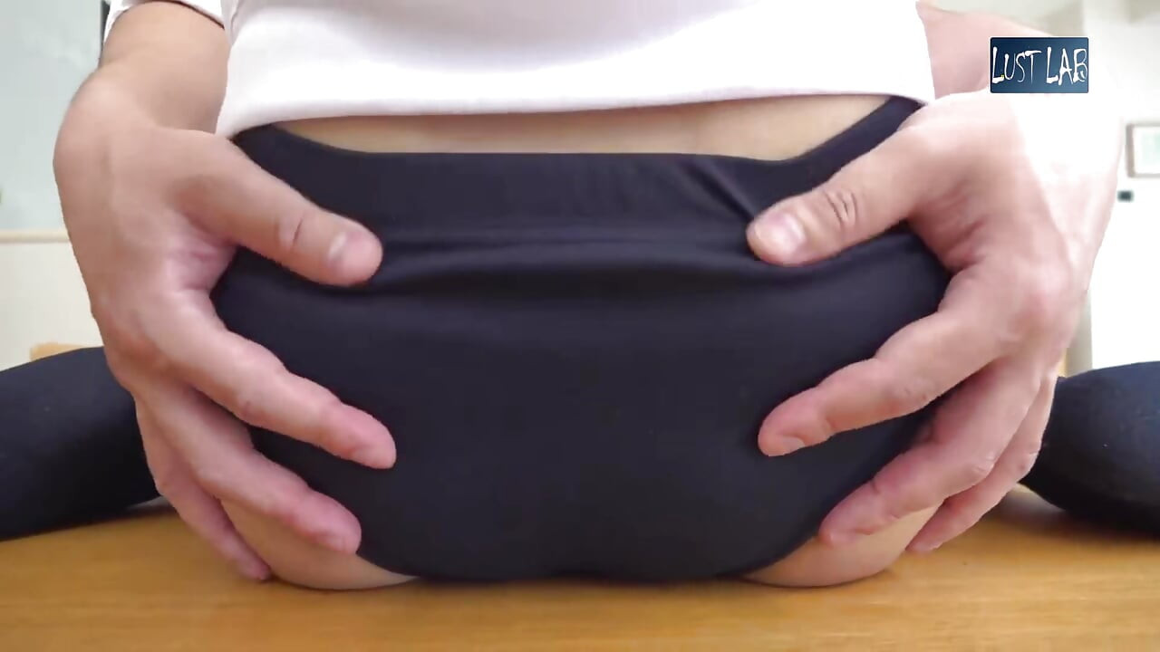 Speels uniform plagen. Ze vindt de outfit en trekt het aan, nauw contact maakt een nieuwsgierig moment gedurfd. - Deel 1