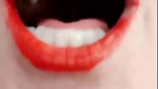 Roter lippenstift mit mund-tour