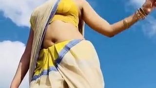 Apenas menina desi com um corpo sexy se exibe, não pornô