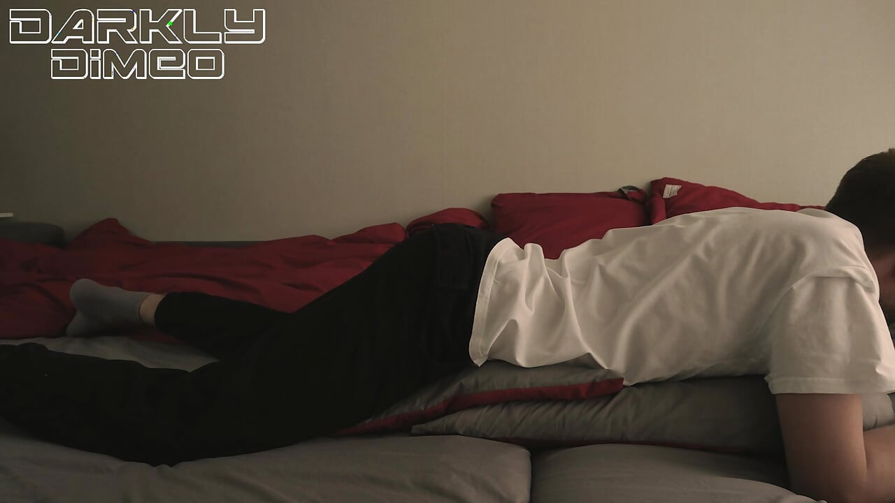 朝のルーティン。パパは、彼が正常位であなたのタイトな穴をファックすることを想像して大声でうめき声を上げます