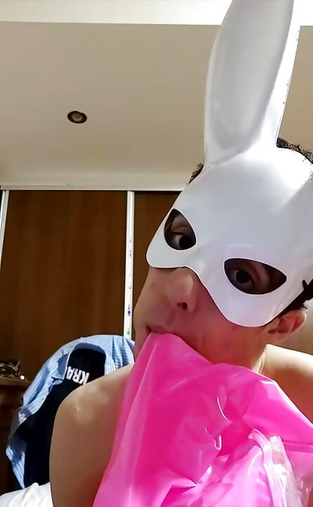 Zeka baloner duva svoju naduvavajuću ružičastu stolicu i veliki prozirni balon dok masturbira na strimu